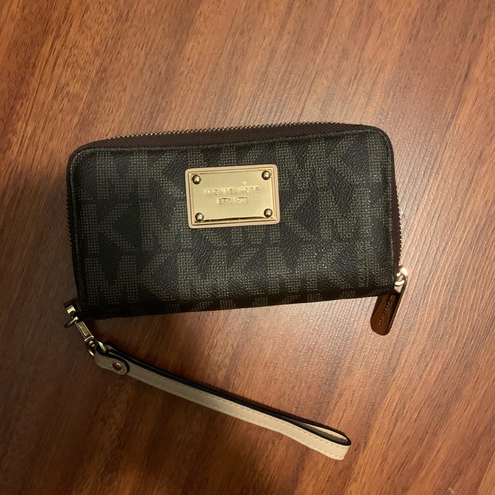 Michale Kors wristlet